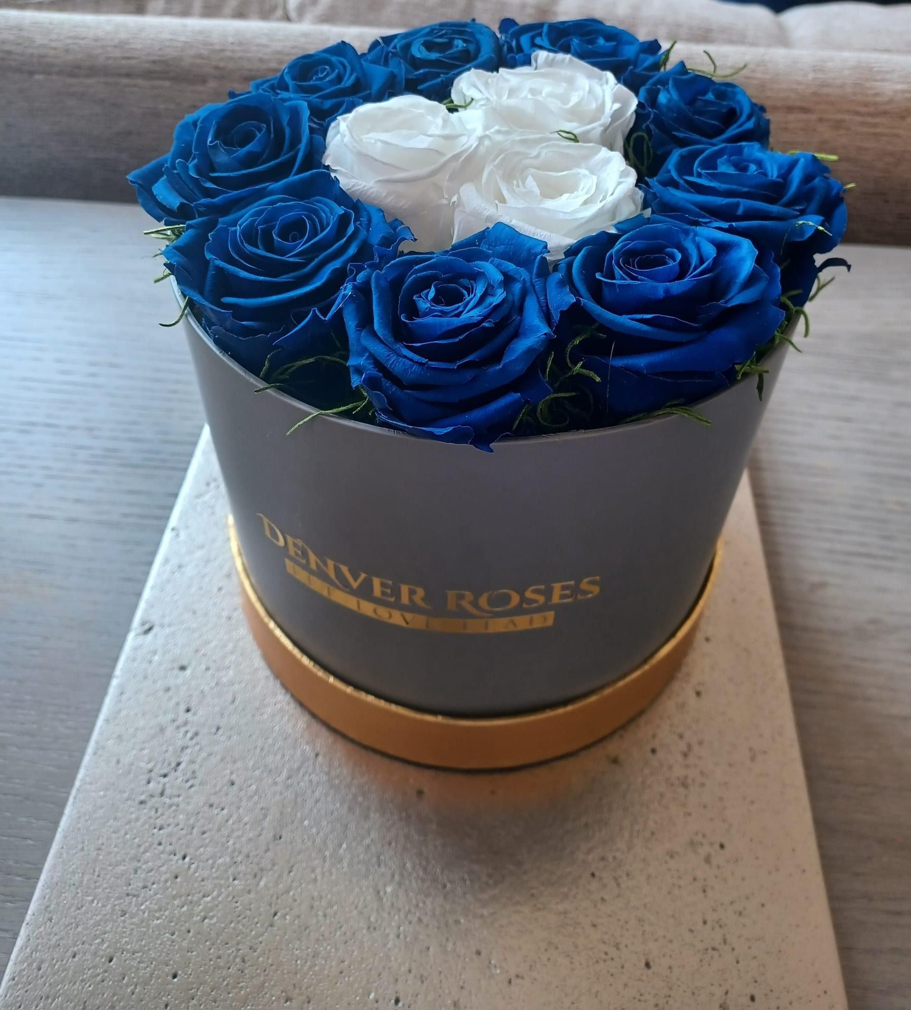 Round grey box / Blue & white roses